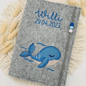 Personalisierte U-Heft Hülle aus Filz / Wal / Name / Geburtsdatum / Auswahl an 11 Filzfarben und 7 Schriftarten / Untersuchungsheft