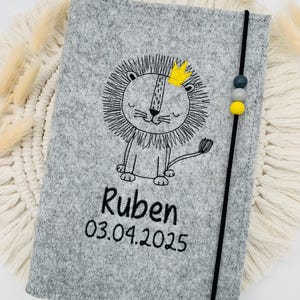 Personalisierte U-Heft Hülle aus Filz / Löwe / Name / Geburtsdatum / Auswahl an 11 Filzfarben und 7 Schriftarten / Untersuchungsheft