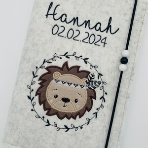 Personalisierte U-Heft Hülle aus Filz / Löwe Boho / Name / Geburtsdatum / Auswahl an 11 Filzfarben und 7 Schriftarten / Untersuchungsheft