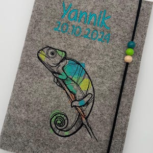 Personalisierte U-Heft Hülle aus Filz / Chamäleon / Name / Geburtsdatum / Auswahl an 11 Filzfarben und 7 Schriftarten / Untersuchungsheft