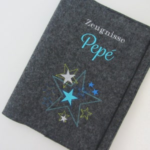 Personalisierte Zeugnismappe aus Filz / Sterne / mit Namen / Auswahl an 11 Filzfarben und 7 Schriftarten / Zeugnisse