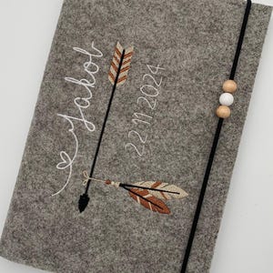 Personalisierte U-Heft Hülle aus Filz / Pfeil Boho / Name / Geburtsdatum / Auswahl an 11 Filzfarben und 7 Schriftarten / Untersuchungsheft