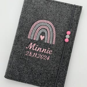 Personalisierte U-Heft Hülle aus Filz / Regenbogen / Name / Geburtsdatum / Auswahl an 11 Filzfarben und 7 Schriftarten / Untersuchungsheft