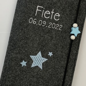 Personalisierte U-Heft Hülle aus Filz / Sterne / Name / Geburtsdatum / Auswahl an 11 Filzfarben und 7 Schriftarten / Untersuchungsheft