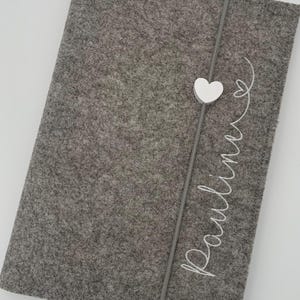 Personalisierte U-Heft Hülle aus Filz / Herzschrift / Name / Geburtsdatum / Auswahl an 11 Filzfarben / Untersuchungsheft