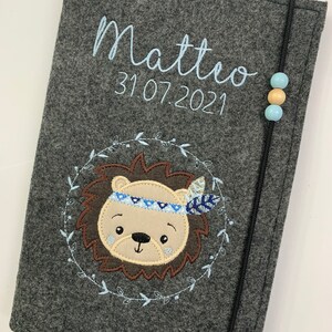 Personalisierte U-Heft Hülle aus Filz / Löwe Boho / Name / Geburtsdatum / Auswahl an 11 Filzfarben und 7 Schriftarten / Untersuchungsheft