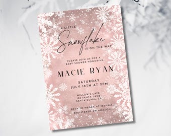 Könnte beinhalten: Babyparty-Einladung mit rosa-weißem Schneeflocken-Design. Die Einladung lautet "A Little Snowflake is on the Way" und enthält Details für Macie Ryans Babyparty, einschließlich Datum, Uhrzeit und Ort.