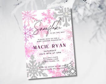 Könnte beinhalten: Eine Babyparty-Einladung mit Schneeflocken-Motiv. Die Einladung zeigt rosa Aquarell-Schneeflocken und silberne Glitzerakzente. Der Text lautet "A Little Snowflake is on the Way" und enthält Details zur Babyparty von Macie Ryan.