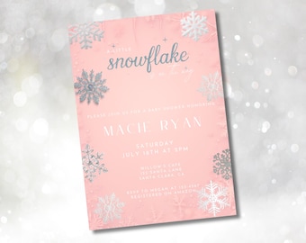 Könnte beinhalten: Eine rosa Babyparty-Einladung mit silbernen Schneeflocken-Akzenten. Der Text lautet "A little snowflake on the way" und enthält den Namen Macie Ryan, das Datum, die Uhrzeit und den Ort.