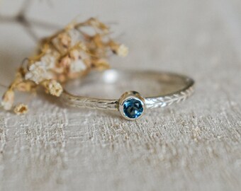 Bague en argent et topaze bleue - effet plume brillant