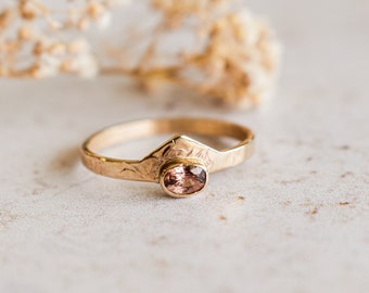 Triangle ring in yellow gold and brown sapphire