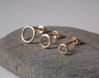 circle ear stud made of gold.