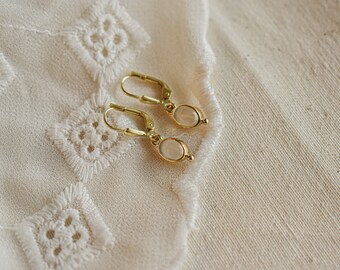 Boucles d'oreilles pendantes en or jaune et pierre de lune