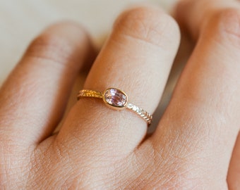 bague en or jaune et saphir rose/orange - effet plume brillant