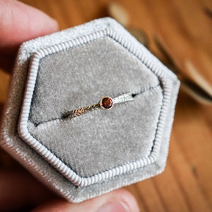 Feather ring in white gold and garnet