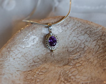 Pendentif en argent et saphir violet