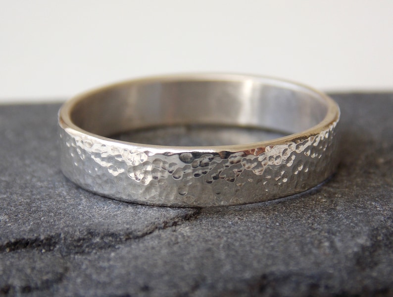 4mm Ribbon ring in silver with a small bumpy material effect