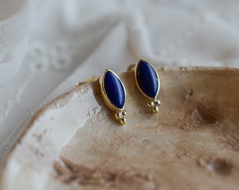 Puces d'oreilles en or jaune et lapis-lazuli en forme de navette