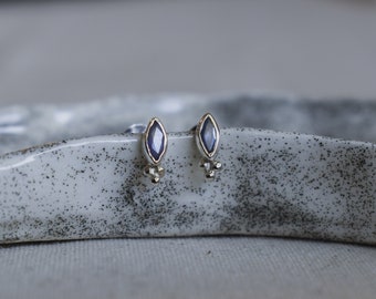 Puces d'oreilles en argent et saphirs bleus - motif 3 billes