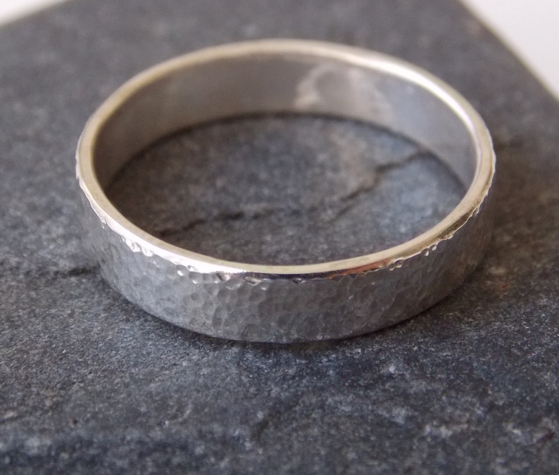 4mm Ribbon ring in silver with a small bumpy material effect