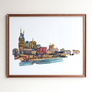 Może przedstawiać: Ilustracja w ramie przedstawiająca panoramę Nashville, z r&oacute;żnymi budynkami w odcieniach ż&oacute;łtego, pomarańczowego, czerwonego i niebieskiego. Budynki są przedstawione w spos&oacute;b stylizowany, prawie blokowy, a ilustracja jest umieszczona na białym tle.
