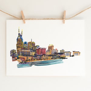 Może przedstawiać: Kolorowa ilustracja panoramy Nashville, z charakterystycznym budynkiem AT&T i innymi wieżowcami. Panorama miasta jest przedstawiona w stylizowanym, ręcznie rysowanym stylu z niebieską i zieloną rzeką na pierwszym planie.