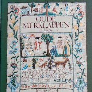 BOEK Geborduurde merklapjes uit verschillende landen - Duits Nederlands Oostenrijks-Amerikaans| historische textiel primitieve volkskunst | in kaart gebrachte patronen
