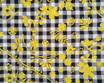 Ikea Stoffe, Ein Reststoff , schwarz und weißer Stoff mit gelben Blumen, Blumenmuster, Baumwollstoff