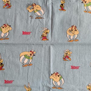 Op de afbeelding: Een rustiek houten bord met de tekst "Welcome to our home" in witte letters. Het bord heeft een verweerde afwerking en een eenvoudig, uitnodigend ontwerp, perfect voor entree decoratie.