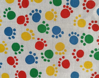 Neu Baumwollstoff " Tatzendrucke blau, gelb und rot auf weißem Grund, 55 x 55 cm von Ondermoedersparapluu