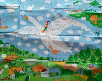 Könnte beinhalten: Ein skurriles Stoffpaneel mit einer Gans, die eine kleine Figur durch einen blauen Himmel mit Wolken trägt. Die Szene zeigt ein Segelboot, sanfte Hügel, Häuser und verschiedene Tiere, was eine Märchenillustration ergibt.