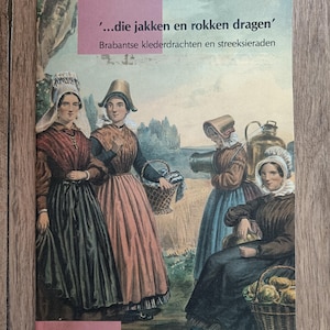 Puede incluir: Portada de libro vintage con una ilustración de mujeres con trajes tradicionales. El título está en holandés, con una pancarta rectangular rosa en la parte superior. La ilustración muestra mujeres con faldas largas y cofias.