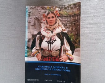 Buch Tracht der Usko Monogramm, ethnische Folklore Mode aus Montemontenegro | bestickte Bauernbluse Rockkleid, Modegeschichte