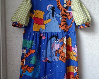 ハンドメイドヴィンテージアップサイクルくまのプーさん服 - ディズニーシーツドレス - ooak中古生地で作られた女性用服