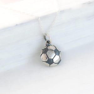 Fußball-Halskette, kleine Sterling Silber Fußball-Anhänger für Trainer Geschenk oder Tochter Fußball-Team-Halskette, Fußball-Mama-Schmuck, Minimal