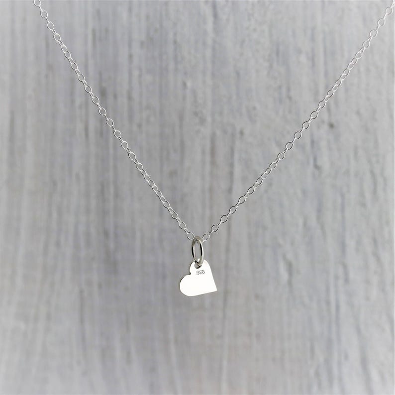Litet hjärthalsband i sterlingsilver, litet hjärthänge, present till blomsterflicka present till blomsterflicka, fint hjärthalsband, litet hjärta bild 5