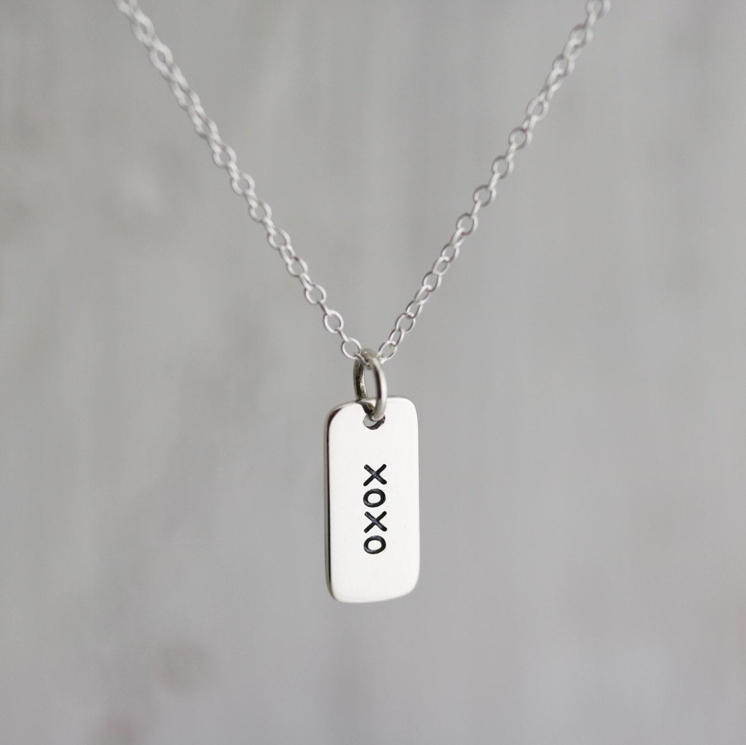 XOXOネックレス - スターリングシルバー XOXOワードタグペンダント 