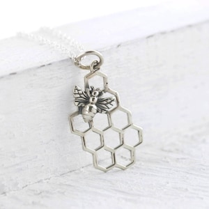 Sterling Silber Honig Biene Halskette auf Wabe Anhänger, Natur inspiriert Schmuck Geschenk, Silber Bee Charm Halskette, Hinterhof Imker Geschenk