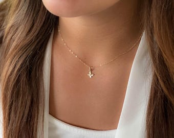 Colar delicado de borboleta dourada, pingente de borboleta com asas em forma de concha, joia de borboleta para presente de daminha ou pré-adolescente.