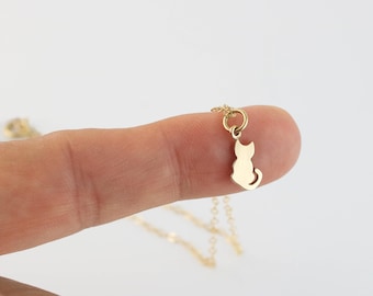 Petit collier chat en or avec breloque chaton assis, bijoux pour femme chat, collier commémoratif pour animal de compagnie, cadeau pour maman chat, pendentif petit chat, cadeau de sympathie pour animal de compagnie