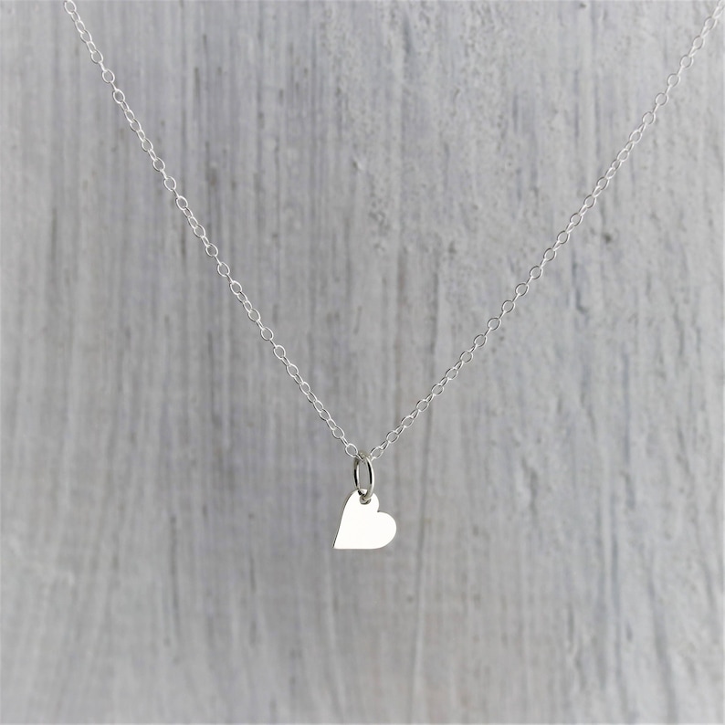 Litet hjärthalsband i sterlingsilver, litet hjärthänge, present till blomsterflicka present till blomsterflicka, fint hjärthalsband, litet hjärta bild 4