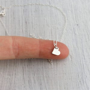 Litet hjärthalsband i sterlingsilver, litet hjärthänge, present till blomsterflicka present till blomsterflicka, fint hjärthalsband, litet hjärta bild 2