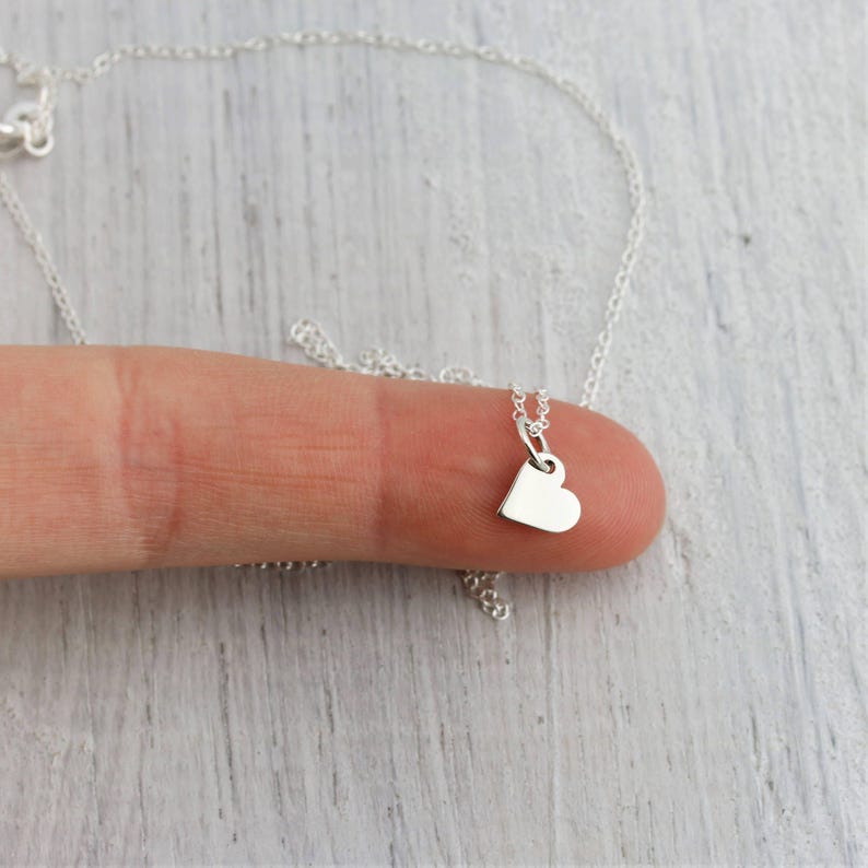 Litet hjärthalsband i sterlingsilver, litet hjärthänge, present till blomsterflicka present till blomsterflicka, fint hjärthalsband, litet hjärta bild 2