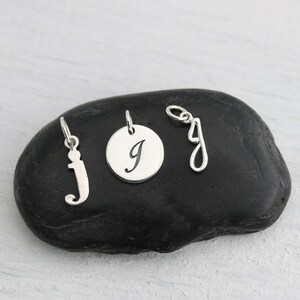 Dije con letra inicial adicional - Dije con inicial en plata de ley - Personalízalo