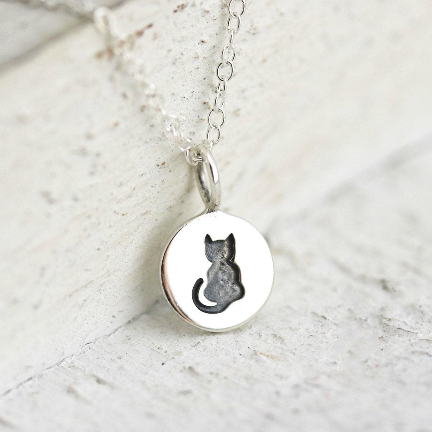Katze Halskette - kleine Sterling Silber geätzt Kitty Halskette - Katzen Liebhaber Schmuck - Kitty Liebhaber Halskette kleine sitzende Katze Charme Haustier Halskette