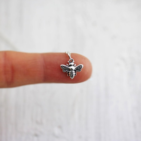 Queen Bee Pearl Necklace