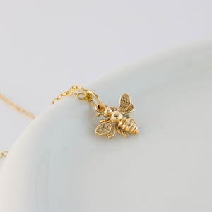 Gold Bienen Halskette, Hummel Anhänger, Honig Biene Layering Halskette, Minimalist Queen Bee Schmuck für Imker Geschenk für Sie
