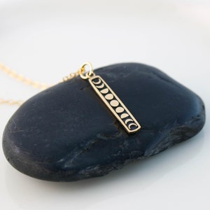 Gouden maanfase ketting, fasen van de maan hemelse sieraden, sierlijke gouden maan hanger, maancyclus op bar charme voor gelaagdheid ketting afbeelding 4