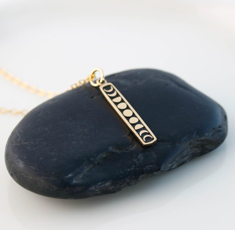 Gouden maanfase ketting, fasen van de maan hemelse sieraden, sierlijke gouden maan hanger, maancyclus op bar charme voor gelaagdheid ketting afbeelding 4