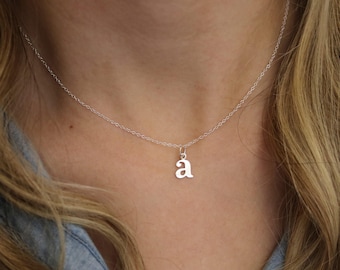 Sterling Silber Kleinbuchstaben Anfang Halskette, Buchstabe Halskette, Anfang Schmuck, kleine Anfang Halskette, Typewriter Font, personalisierter Schmuck